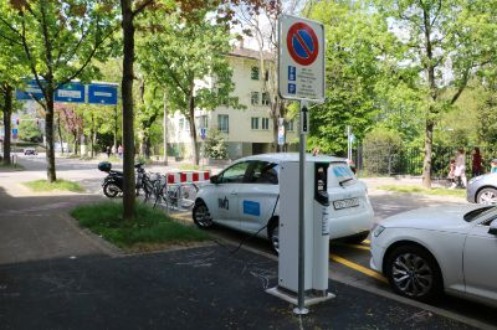 Elektroauto bei Ladesäule in Quartierstrasse